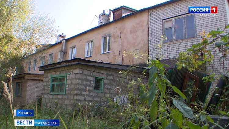 Трещины, перебои с электричеством и крысы: казанцы пожаловались на аварийный дом на улице Карьерной