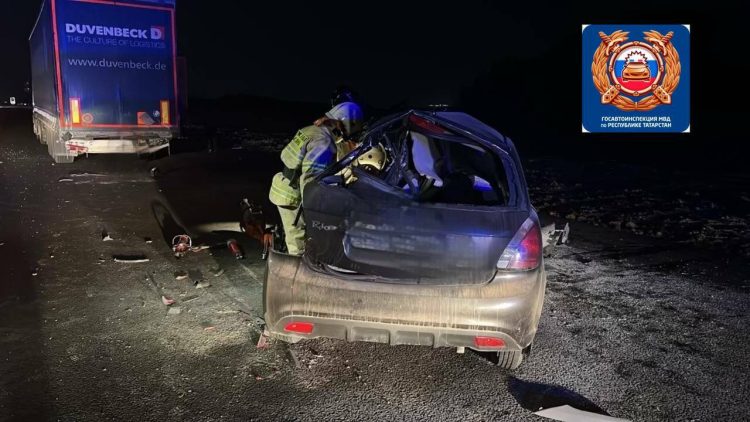 В Татарстане водитель легковушки погиб после столкновения с грузовиком