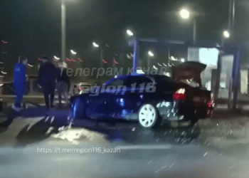 В Казани иномарка врезалась в трамвайную остановку