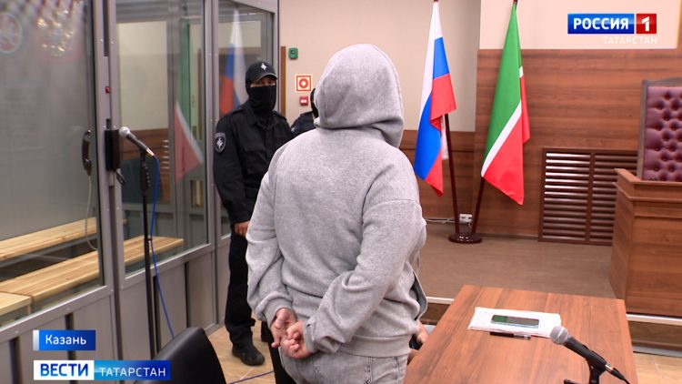 В Казани на минарете старейшей Белой мечети установили полумесяц