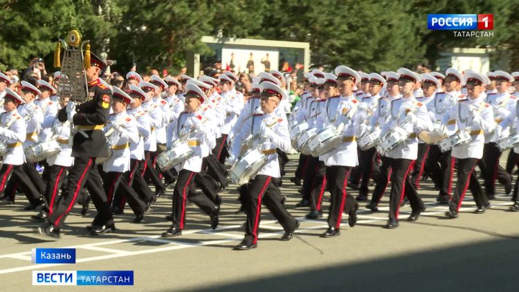 Путин наградил Казанское Суворовское военное училище Орденом почета