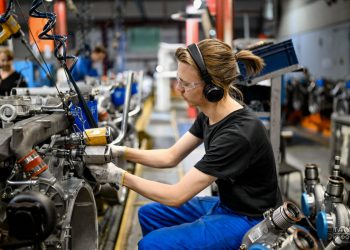 Студотряды собрали 9 тысяч грузовиков на КАМАЗе в рамках нацпроекта