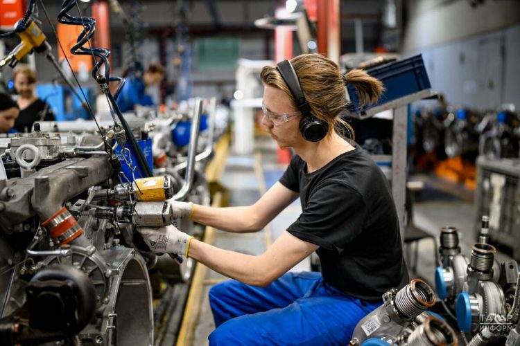 Студотряды собрали 9 тысяч грузовиков на КАМАЗе в рамках нацпроекта