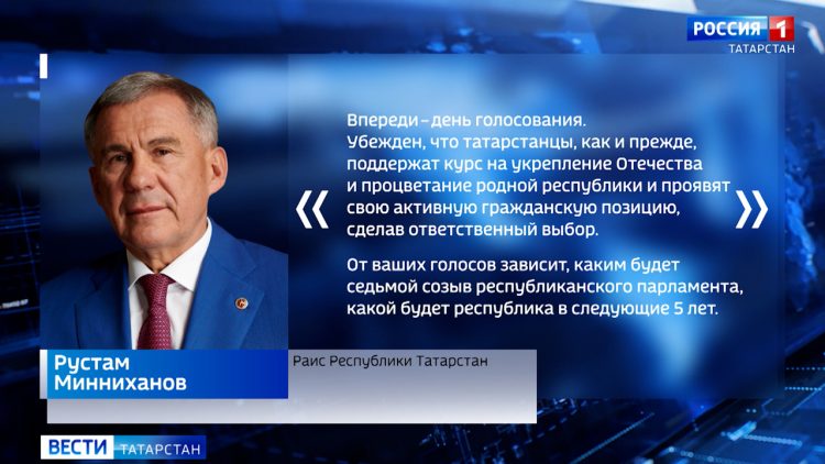 В Казани на минарете старейшей Белой мечети установили полумесяц