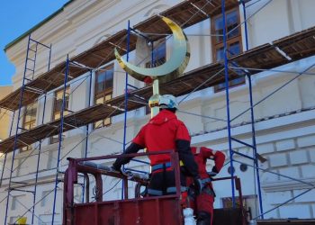 Белой мечети в Казани установили полумесяц спустя сто лет