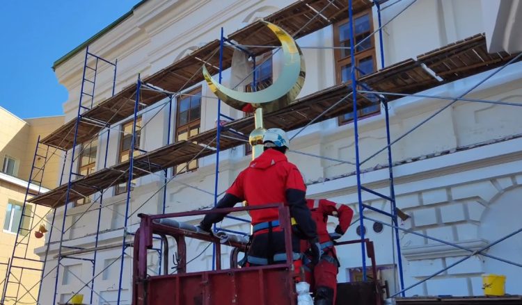 Белой мечети в Казани установили полумесяц спустя сто лет