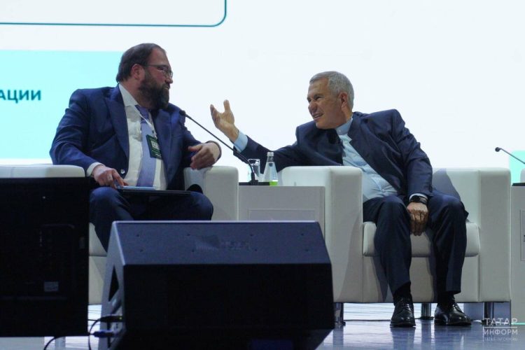 Минниханов провел встречу с главой Минцифры РФ Максутом Шадаевым