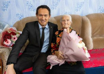 Глава Альметьевска поздравил горожанку со 100-летием