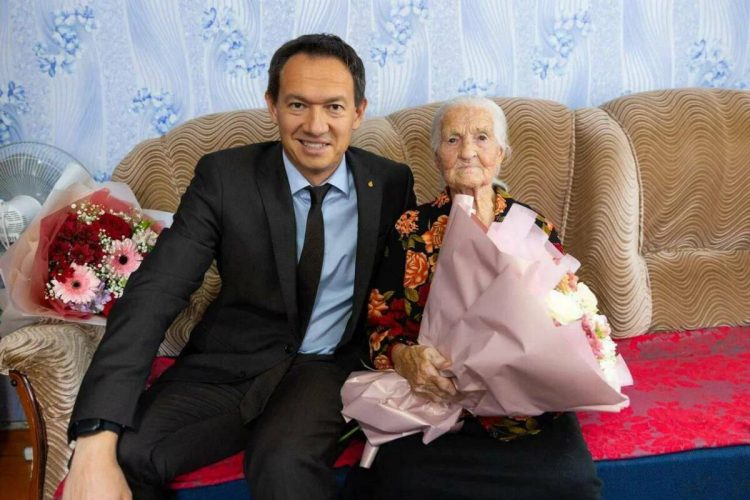 Глава Альметьевска поздравил горожанку со 100-летием