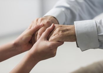 Жизнь с Альцгеймером: как бороться и где найти поддержку