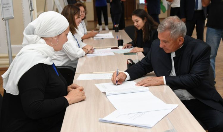 Рустам Минниханов проголосовал на выборах в Госсовет РТ
