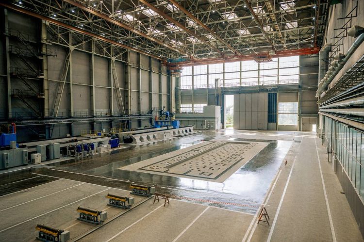 На Казанском авиазаводе залили фундамент под новый станок для обработки длинномерных изделий самолета