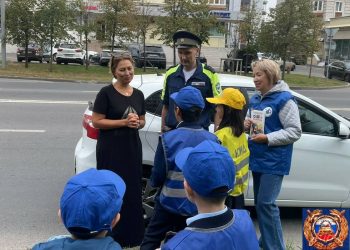 Автоинспекторы совместно с ЮИДовцами напомнили жителям Казани о важности соблюдения ПДД