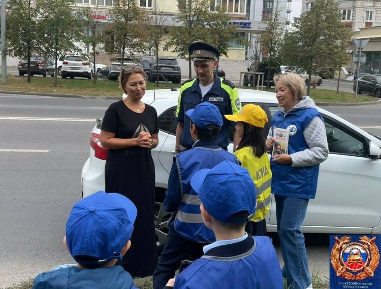 Автоинспекторы совместно с ЮИДовцами напомнили жителям Казани о важности соблюдения ПДД