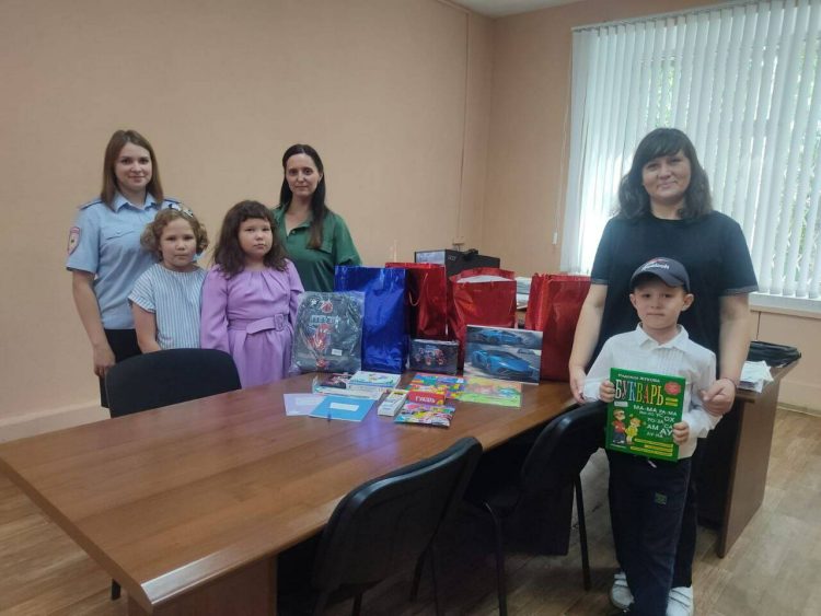 В Казани полицейские помогли многодетной семье подготовиться к школе