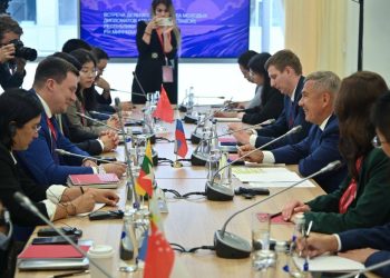 Минниханов провел встречу с молодыми дипломатами из Китая, Сингапура и Филиппин