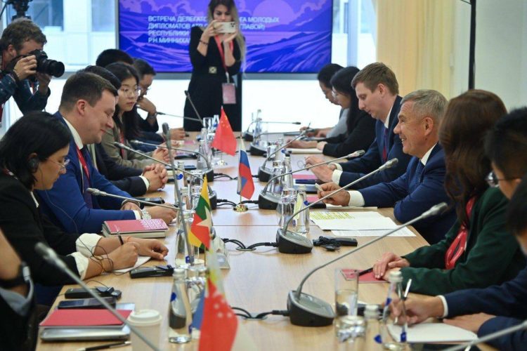 Минниханов провел встречу с молодыми дипломатами из Китая, Сингапура и Филиппин