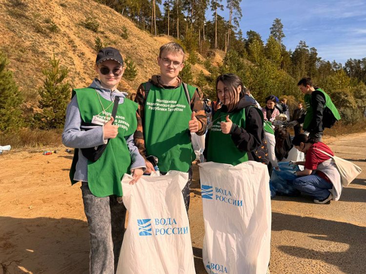 Казанцы собрали более 800 кг мусора на субботнике у Изумрудного озера