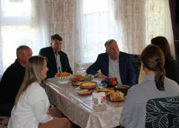 Глава Лениногорского района посетил семьи участников спецоперации