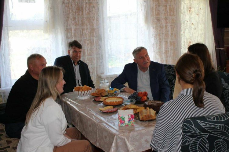 Глава Лениногорского района посетил семьи участников спецоперации