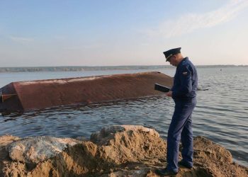 В Челнах затонул плавучий кран на реке Кама