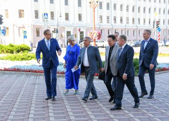 Минниханов и Шаймиев посетили показ военной драмы «Кара урман»