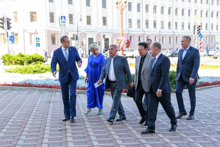 Минниханов и Шаймиев посетили показ военной драмы «Кара урман»