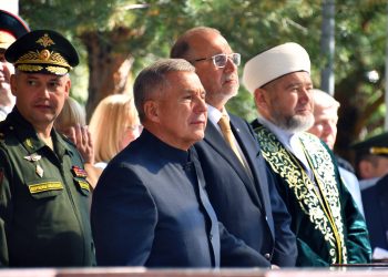 Минниханов поздравил Казанское суворовское военное училище с юбилеем