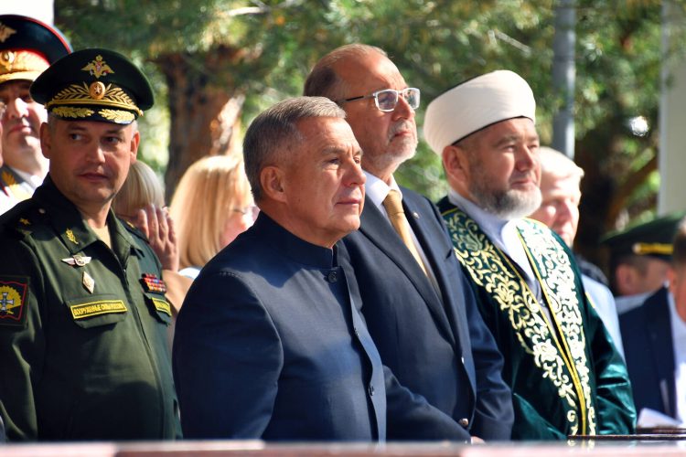 Минниханов поздравил Казанское суворовское военное училище с юбилеем