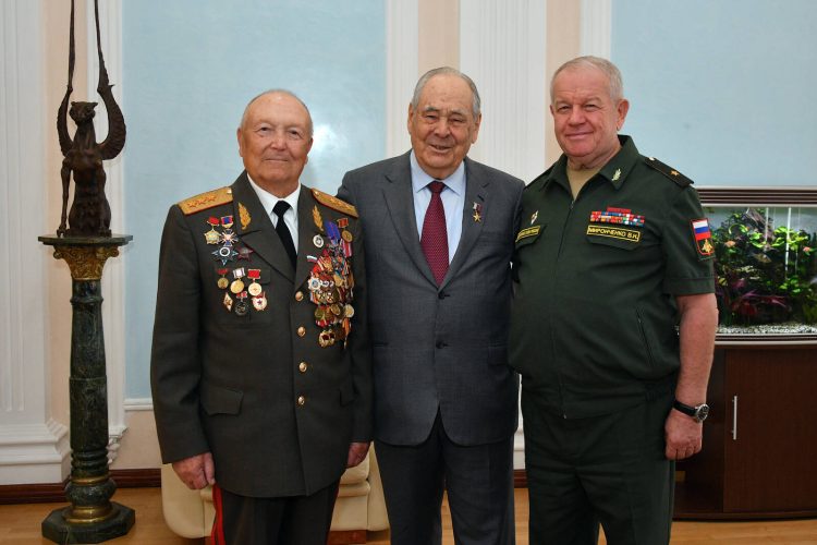 Минтимеру Шаймиеву вручили памятный знак к 80-летию Казанского суворовского училища