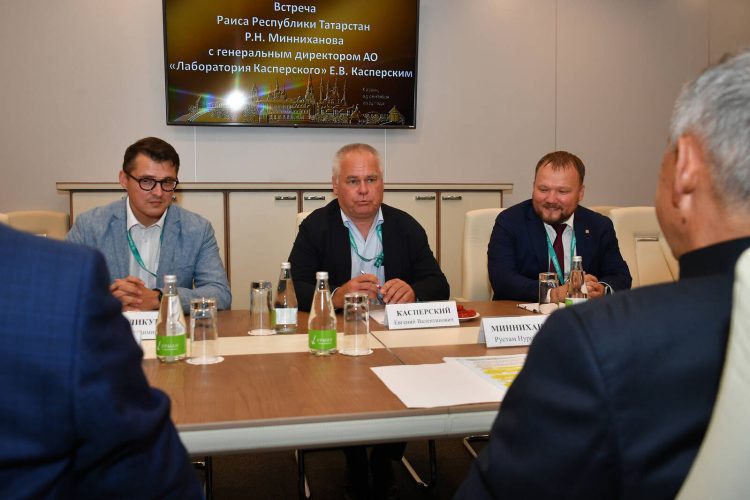 Рустам Минниханов встретился с Максутом Шадаевым на форуме «Kazan Digital Week»