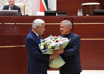 Рустам Минниханов поздравил Фарида Мухаметшина с избранием его Председателем Госсовета РТ