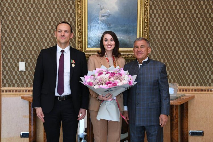 Рустам Минниханов вручил руководству Росреестра госнаграды РТ