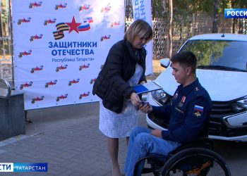 В Татарстане ветерану СВО вручили первый автомобиль на ручном управлении