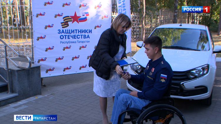 В Татарстане ветерану СВО вручили первый автомобиль на ручном управлении