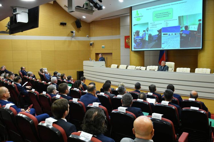 Минниханову продемонстрировали «Лабораторию на чипе» и новые разработки в сфере присадок